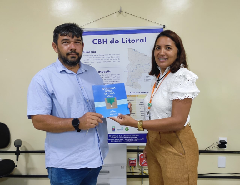 Secretaria-Executiva do CBH Litoral entrega cartilha “Gotinha Nossa de Cada Água” à Prefeitura de Uruburetama