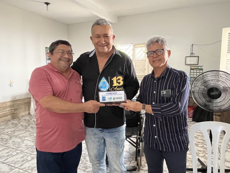 CBH Litoral entrega homenagem recebida durante o FCCBH ao ex-presidente em Irauçuba